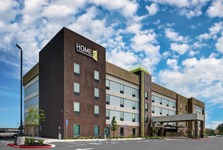 Dog walker Home2 Suites by Hilton Tracy Tracy
