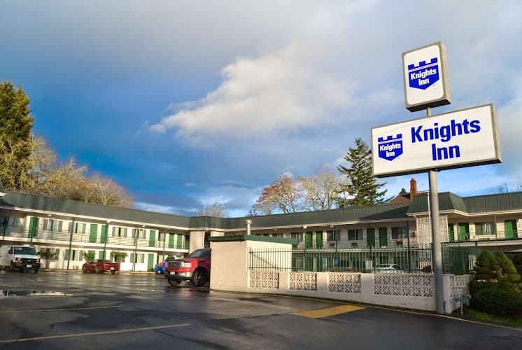 Dog walker Knights Inn Salem Salem