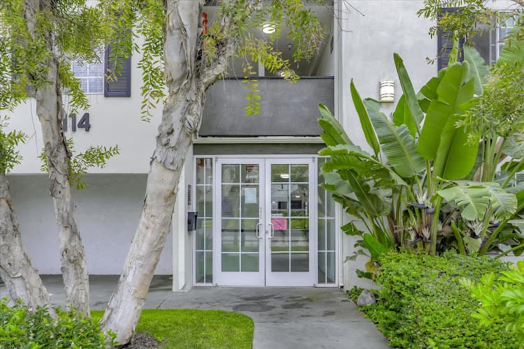 Dog walker Park City Walk Apartments Santa Ana
