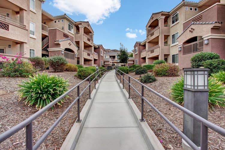Dog walker Rancho Belago Apartment Homes Moreno Valley