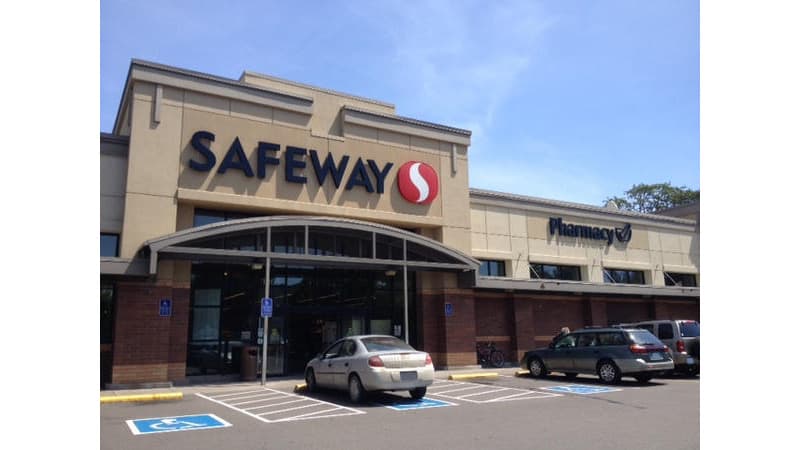 Dog walker Safeway Salem