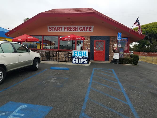 Dog walker Start Fresh Cafe Oceanside