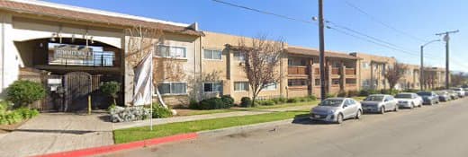Dog walker Summit Walk Apartment Homes Ontario