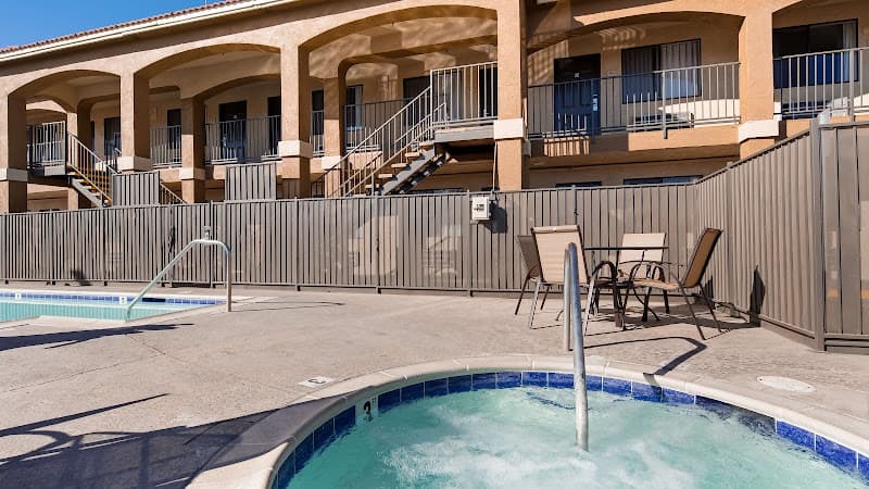 Dog walker SureStay Plus Hotel By Best Western Hesperia Hesperia