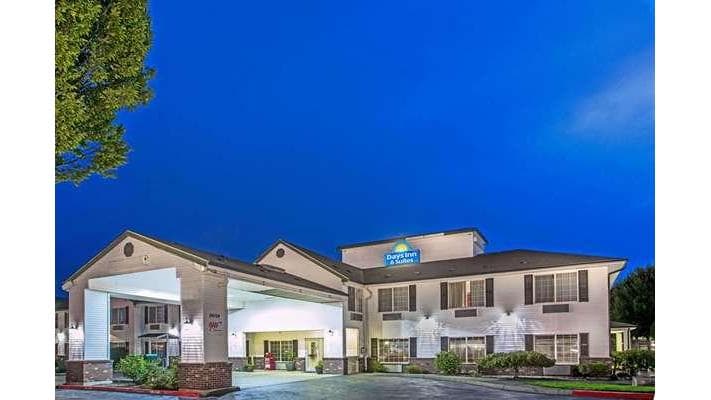 Pet boarding service Days Inn & Suites by Wyndham Gresham Gresham