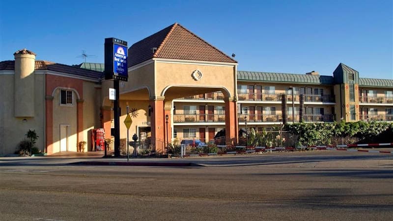 Pet boarding service Hotel Heritage El Monte Los Angeles El Monte