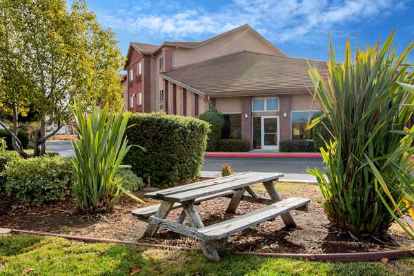 Pet boarding service La Quinta Inn by Wyndham Livermore Livermore