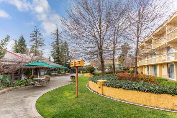 Pet boarding service La Quinta Inn & Suites by Wyndham Redding Redding