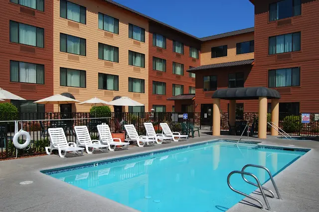 Pet boarding service Oxford Suites Chico Chico