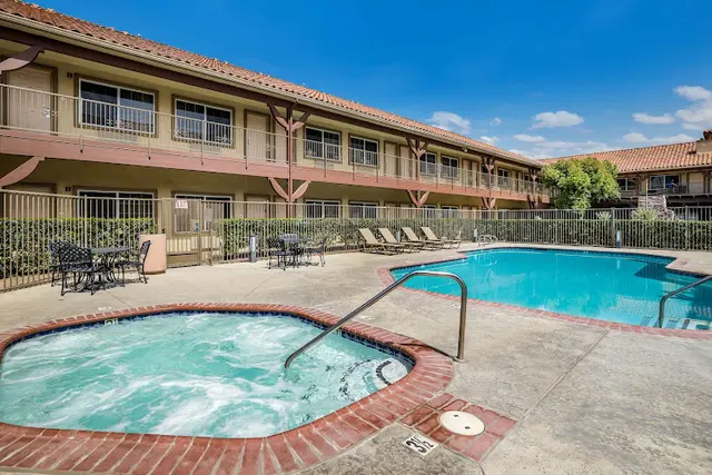 Pet boarding service Best Western Corona Hotel & Suites Corona