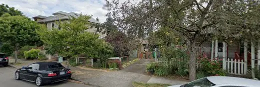 Dog walker JULIE'S HAPPY DOGSITTING Portland