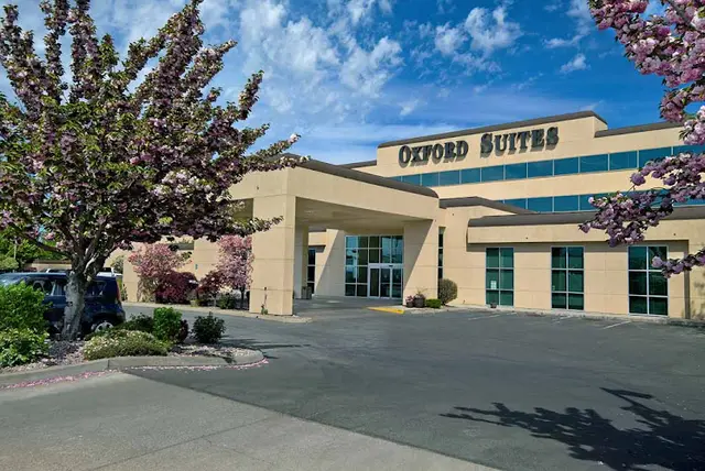 Pet boarding service Oxford Suites Yakima Yakima