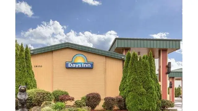 Dog walker Days Inn by Wyndham Black Bear Salem